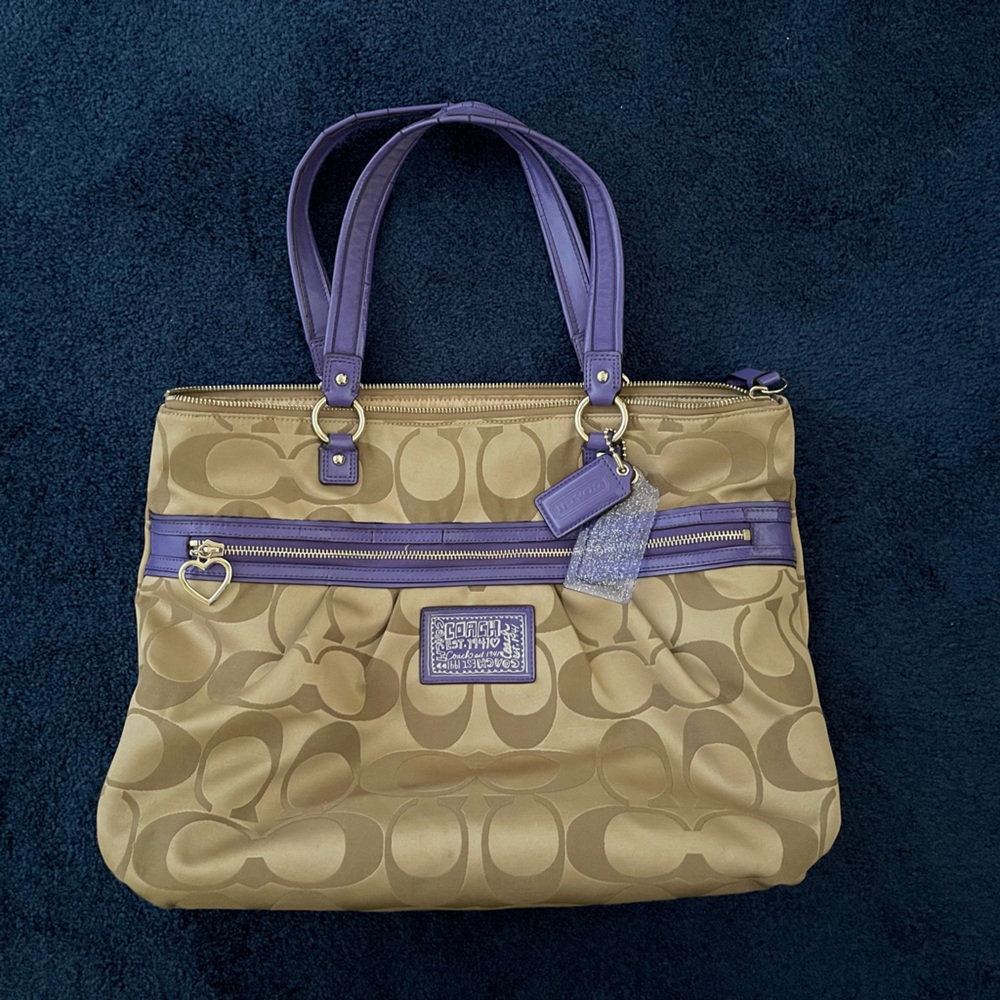 Coach shoulder bag with full front zipper pocket. Excellent condition.